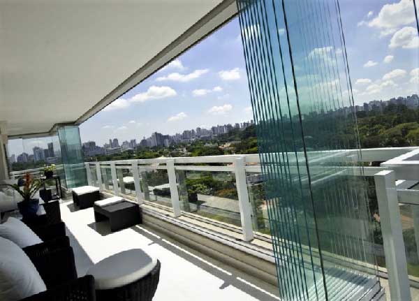 terraza con cortinas de cristal